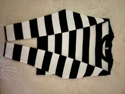 Polera negra con diseño mariposa - miniatura 6