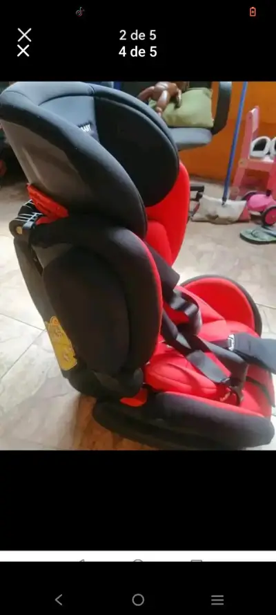 Silla de auto infantil roja - miniatura 1