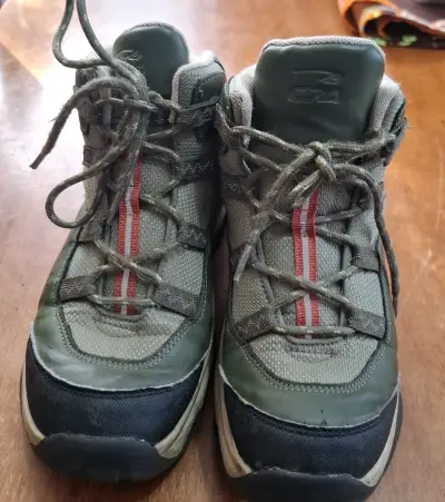 Botas trekking verdes y gris uso. - miniatura 1