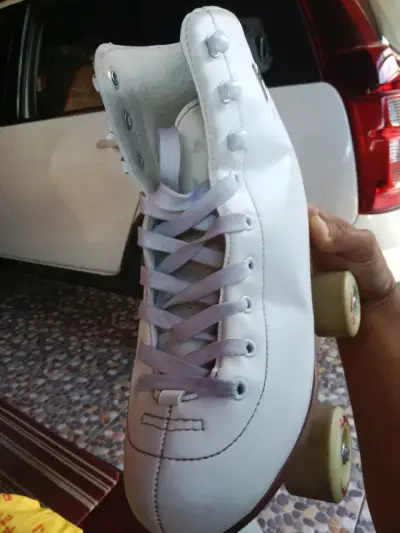 Patines blancos de cuero - miniatura 1