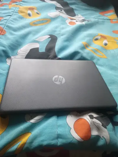 Laptop HP en buen estado - miniatura 1