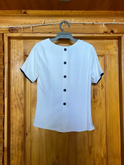 Blusa blanca con botones - miniatura 1