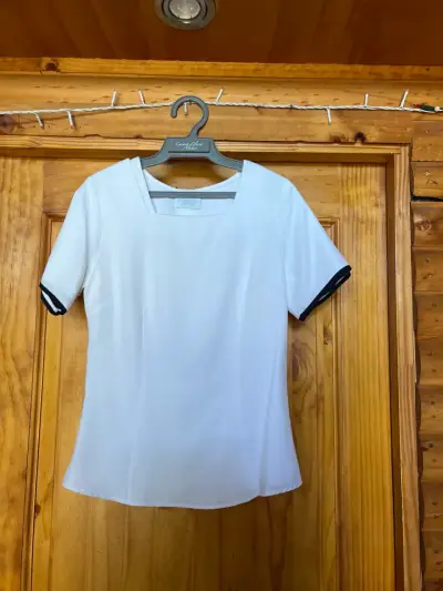 Blusa blanca con botones - miniatura 2