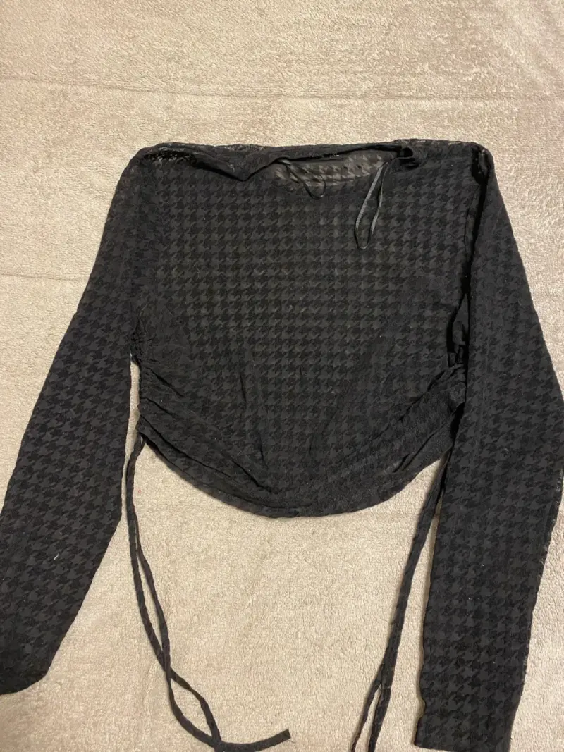 Polera negra de manga larga