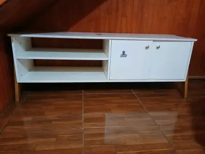 Mueble de TV blanco con repisas - miniatura 1
