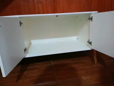 Mueble de TV blanco con repisas - miniatura 2