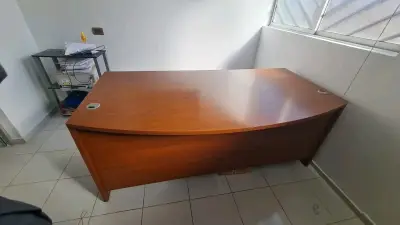 Escritorio grande de madera - miniatura 1
