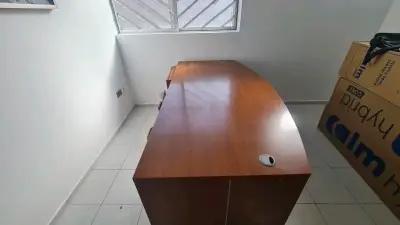 Escritorio grande de madera - miniatura 2