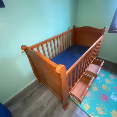 Cuna de madera con cajones - miniatura 1