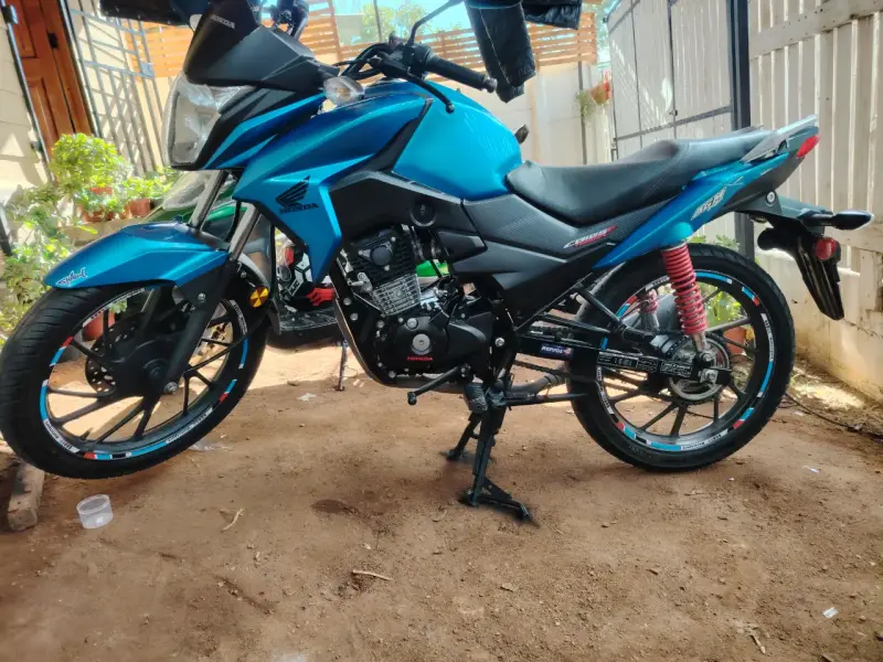 Moto Honda azul deportiva
