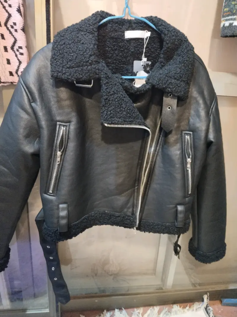 Chaqueta negra con forro polar