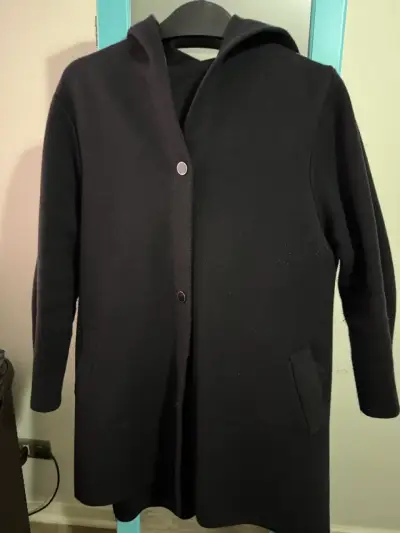 Abrigo negro con capucha - miniatura 1