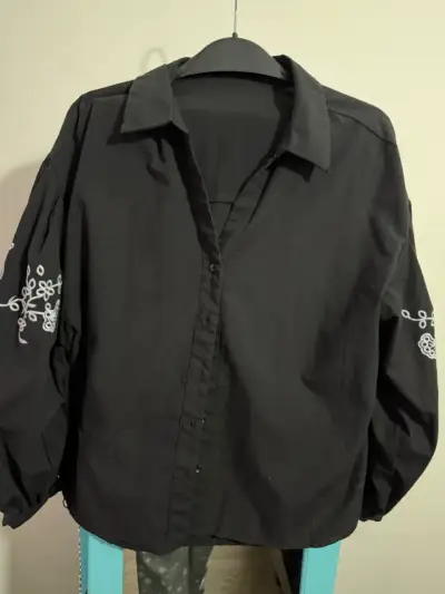 Blusa negra bordada - miniatura 1