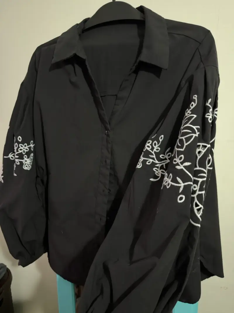 Blusa negra bordada - 2