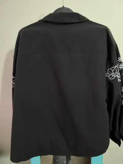 Blusa negra bordada - miniatura 3