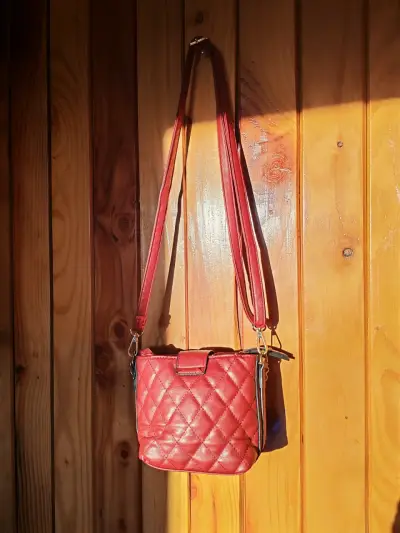 Cartera roja con cadena - miniatura 2