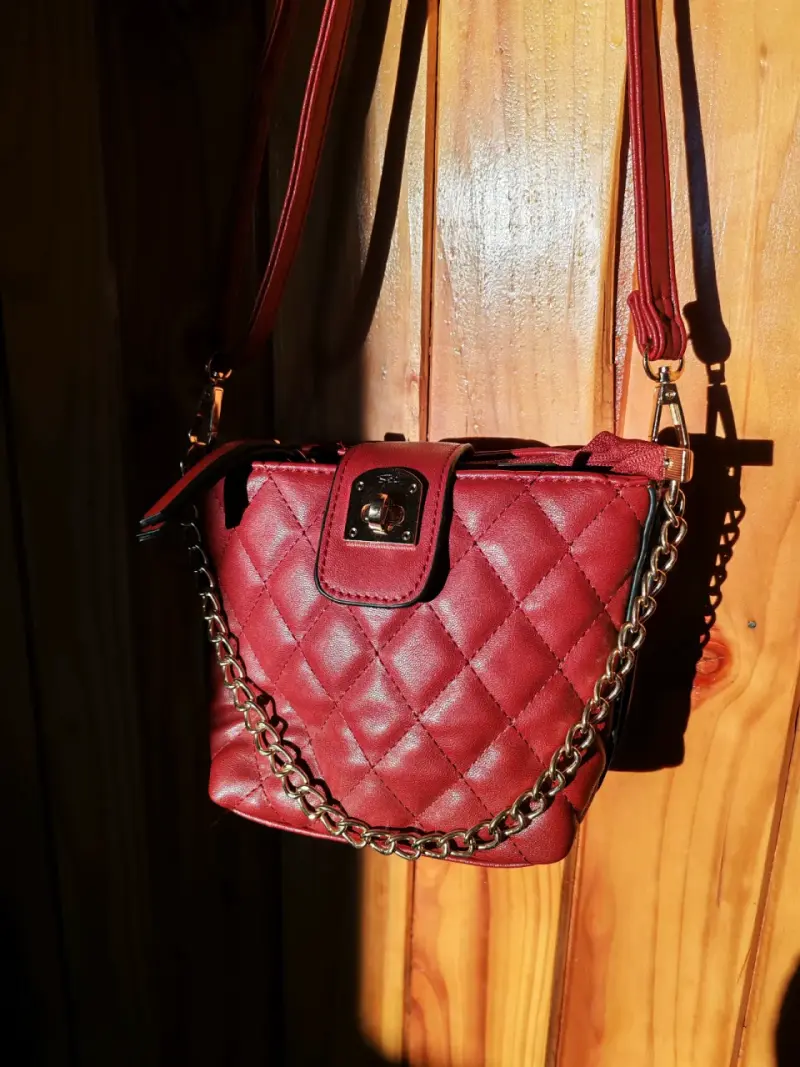 Cartera roja con cadena - 3