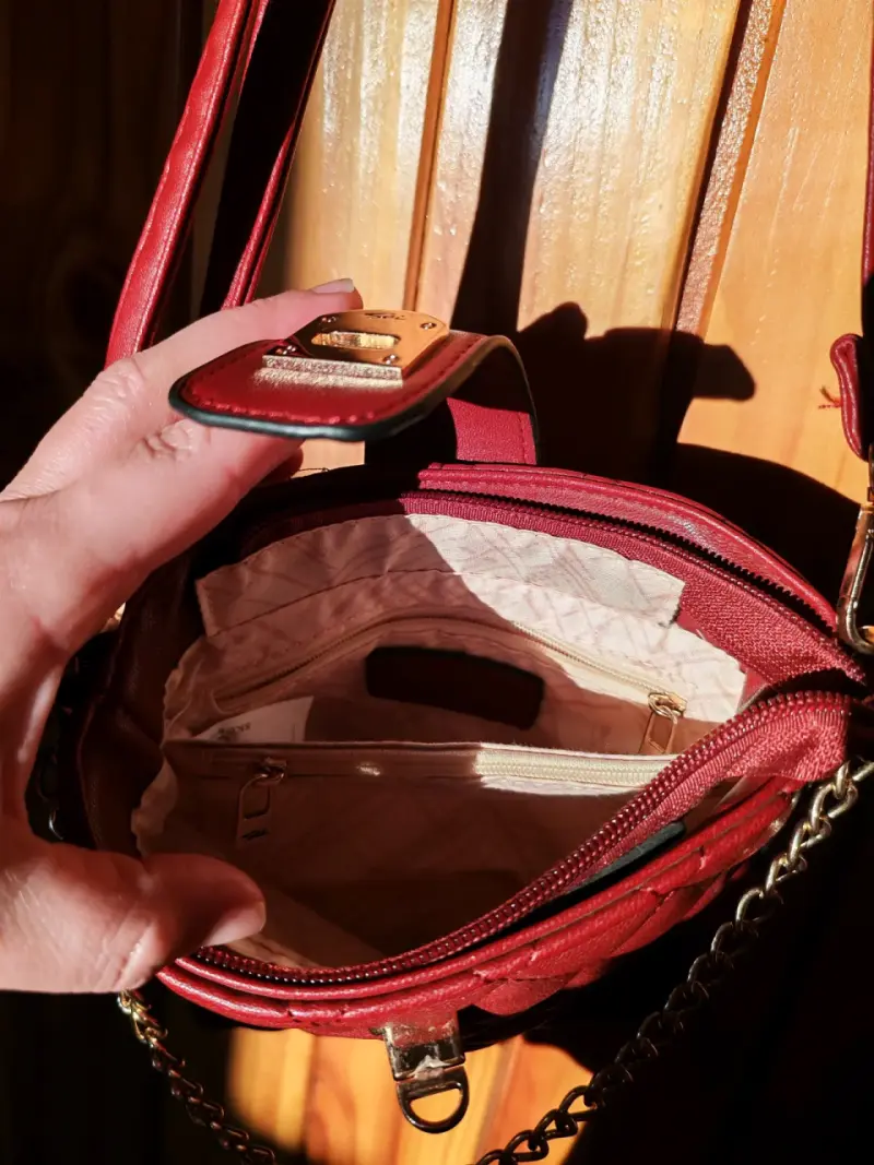 Cartera roja con cadena - 5