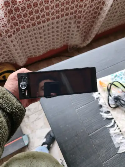 Radio de auto con pantalla táctil - miniatura 1