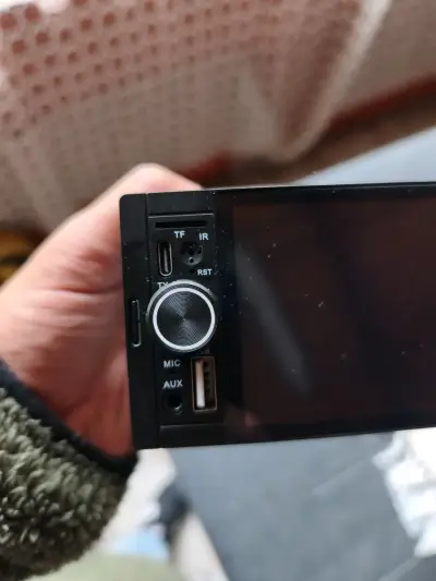 Radio de auto con pantalla táctil - miniatura 2