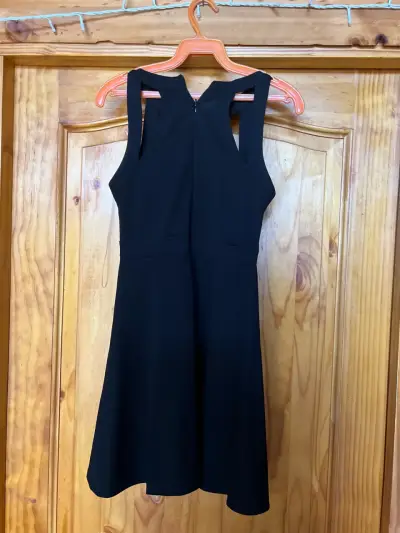 Vestido negro sin mangas - miniatura 2