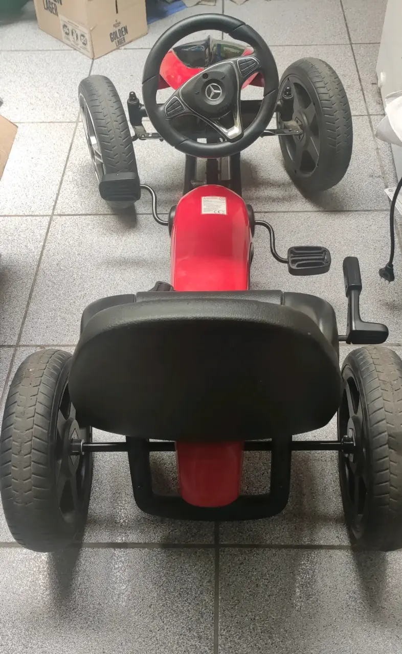 Kart a pedales rojo Mercedes - 2