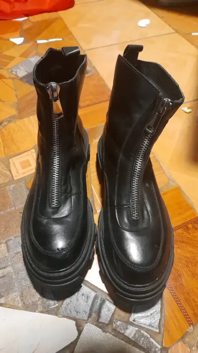 Botas negras con cierre - miniatura 1