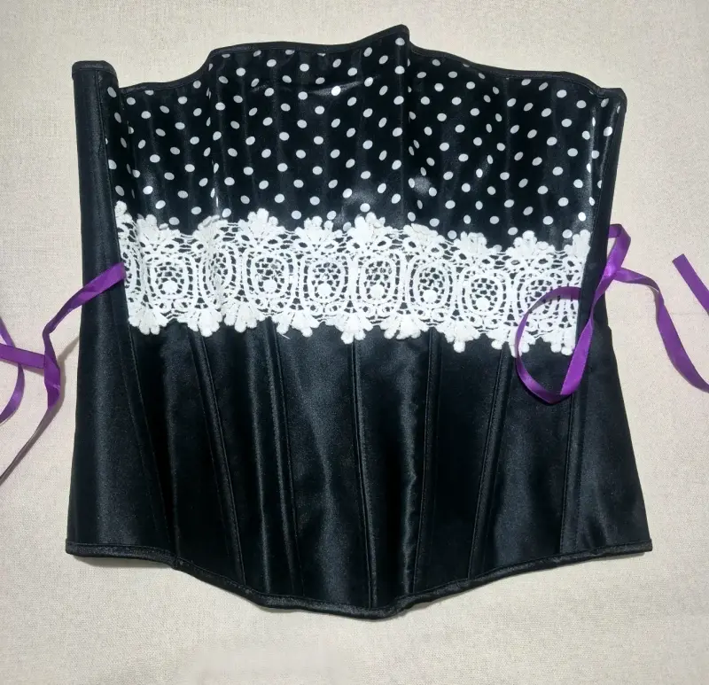 Corset negro con encaje blanco - 1