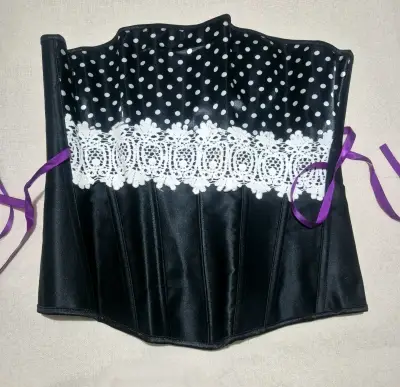 Corset negro con encaje blanco - miniatura 1