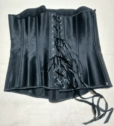 Corset negro con encaje blanco - miniatura 2