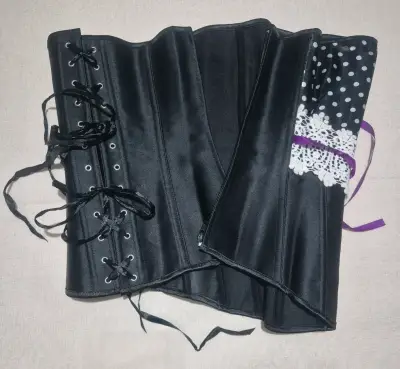 Corset negro con encaje blanco - miniatura 3