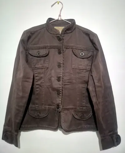 Chaqueta mezclilla militar con botones café - miniatura 1
