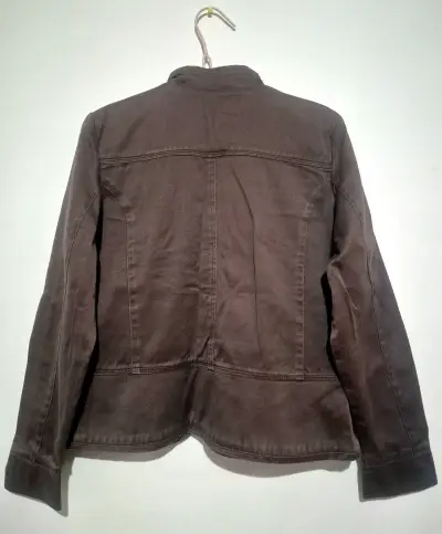 Chaqueta mezclilla militar con botones café - miniatura 2