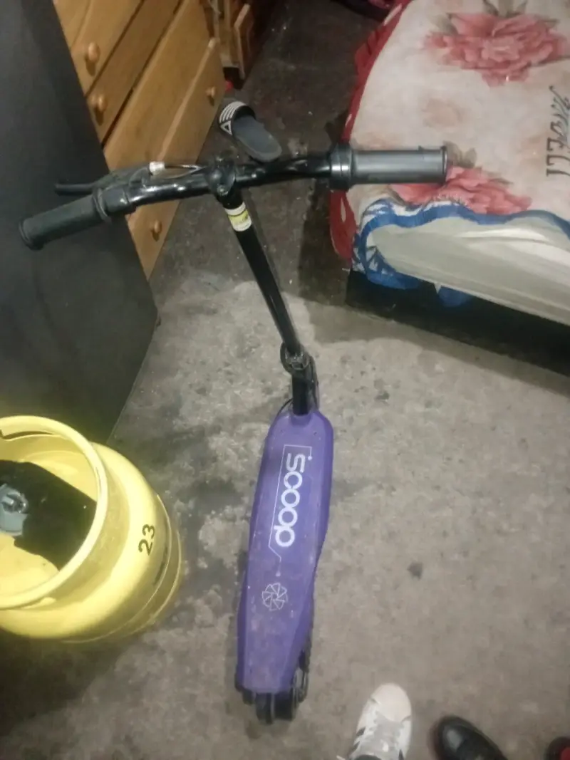 Scooter morado eléctrico - 2