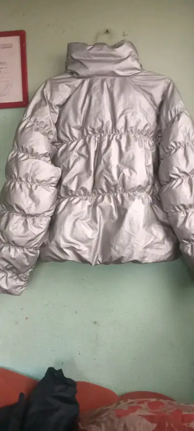 Chaqueta plateada acolchada Nike - miniatura 2