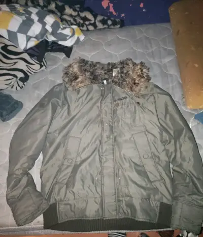 Parka con capucha de pelo sintético - miniatura 1