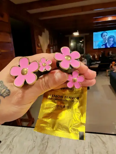 Aromatizante floral para auto - miniatura 1