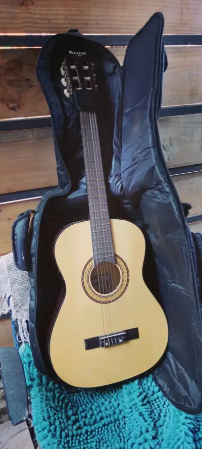 Guitarra acústica Vizcaya en funda - miniatura 1