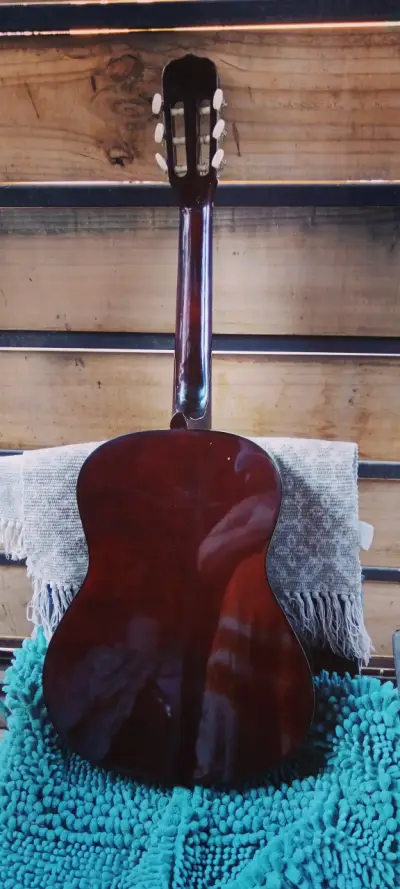 Guitarra acústica Vizcaya en funda - miniatura 2