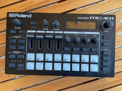Groovebox Roland MC-101 con caja - miniatura 2