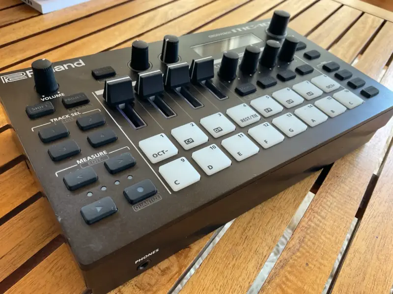 Groovebox Roland MC-101 con caja - 3