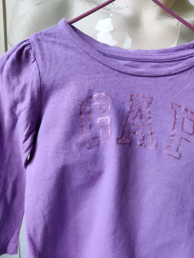 Polera morada con diseño GAP - miniatura 1