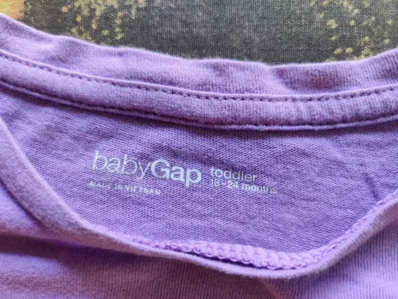 Polera morada con diseño GAP - 2