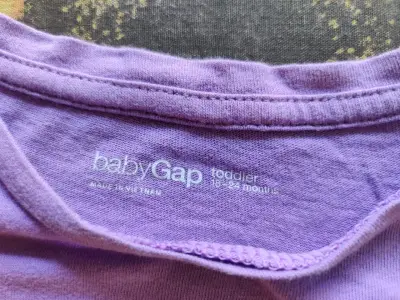 Polera morada con diseño GAP - miniatura 2