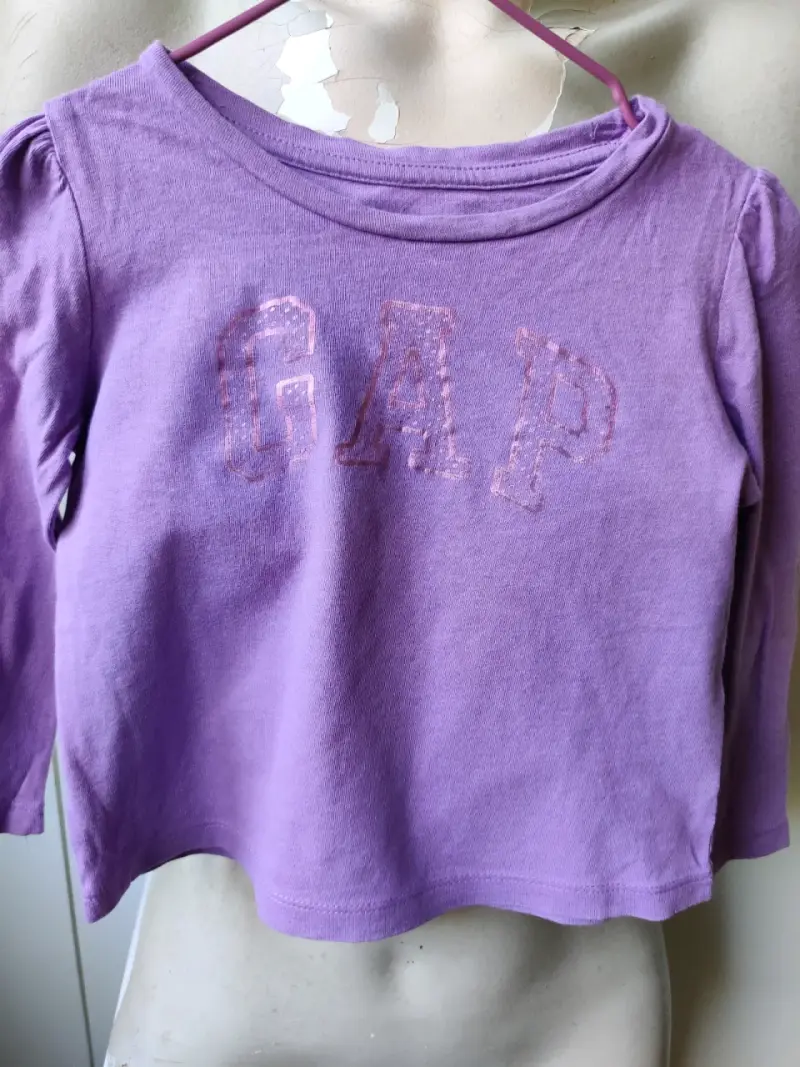 Polera morada con diseño GAP - 3