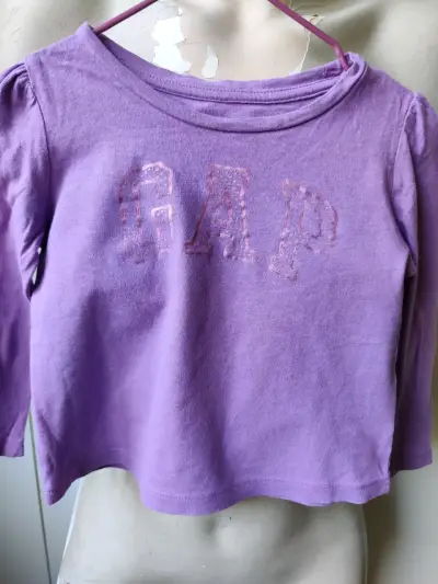 Polera morada con diseño GAP - miniatura 3