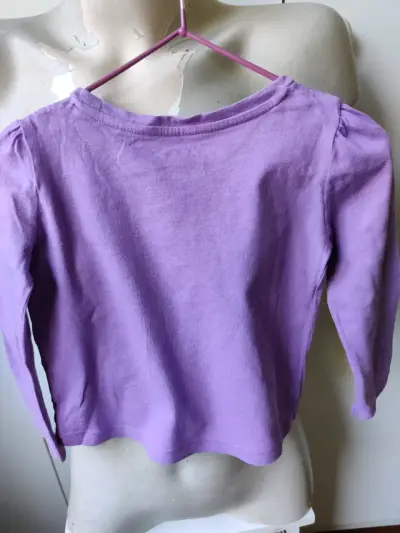 Polera morada con diseño GAP - miniatura 4