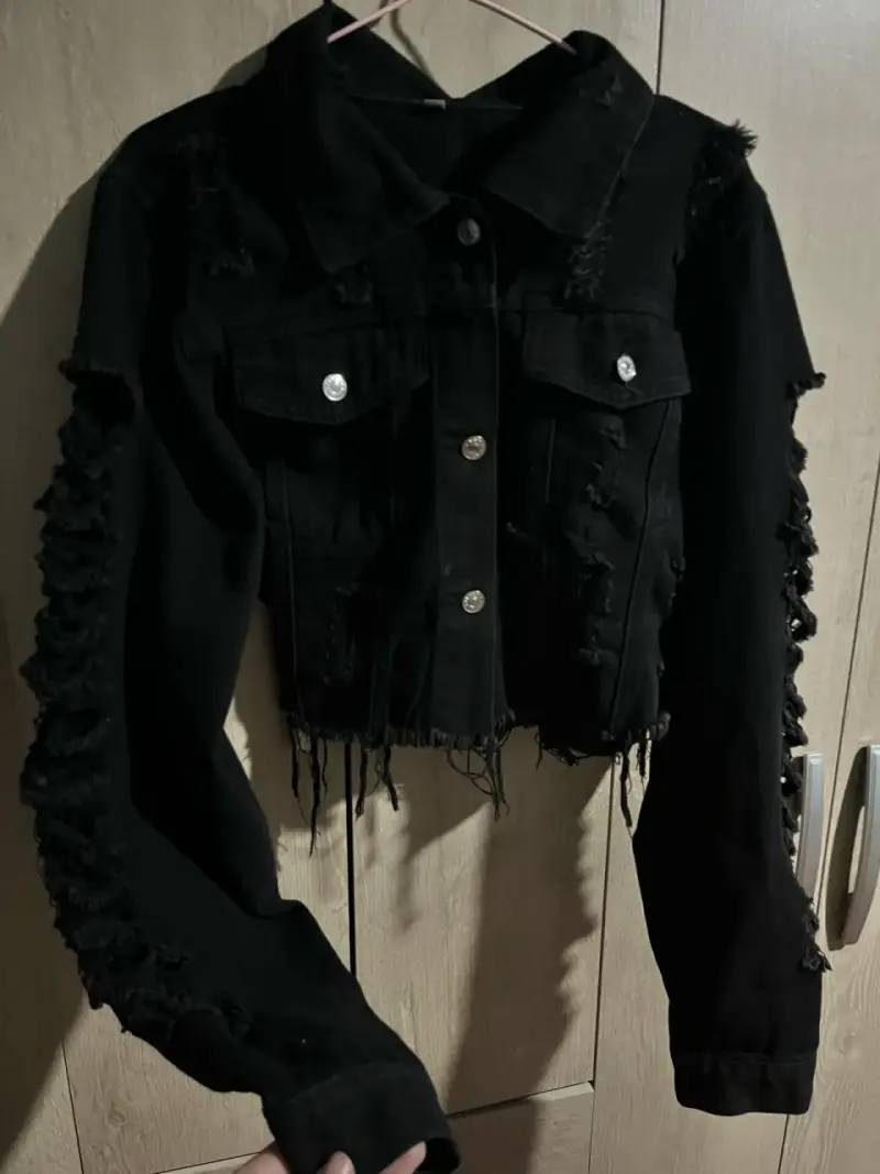 Chaqueta negra desgastada