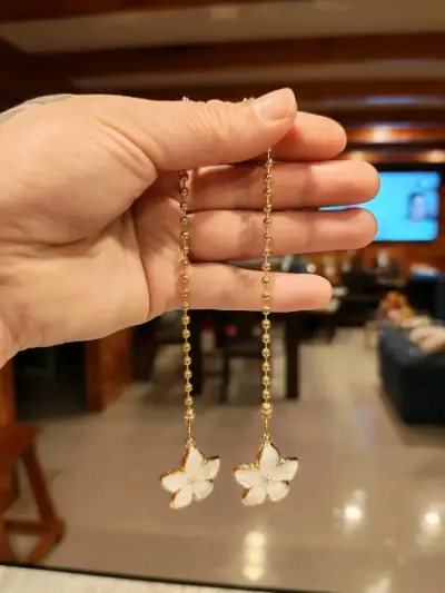 Collares con flores de resina blanca - miniatura 1