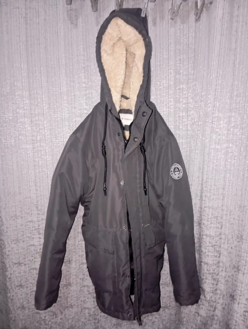 Parka negra con capucha forrada - 2